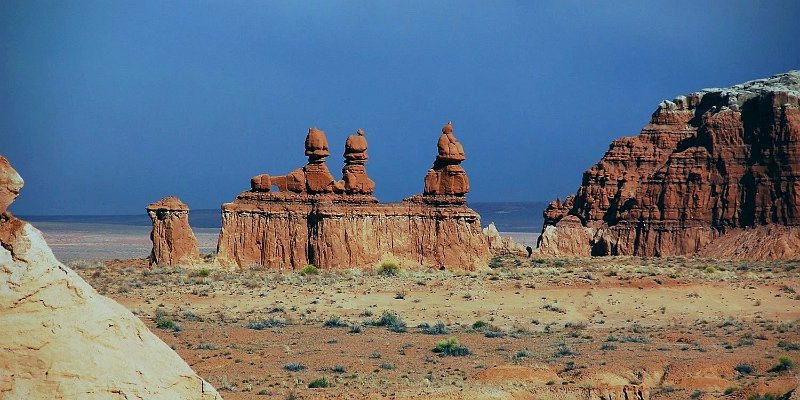 Horizonte 643.jpg - made on a long Walk within the Gobelin-Valley, a less visited Park near Hwy 24 in Southern Utah/USA, wellknown for its grotesque Rock-Sculpture, designed by Mother Nature