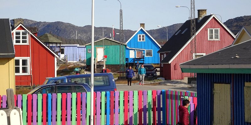 Horizonte 647.jpg - Illullissat, the "Iceberg-City of the World" along the Westcoast of Greenland on a impressive Cruise on Board of  the Ocean Endvour in arctic Canada, Northwest-Passage and Greenland. It shows the Centre of this colorful danish Village.                   Date: 24/08/2017 Position: N 69°13'07" W 51°05'55" Camera Sony HX90