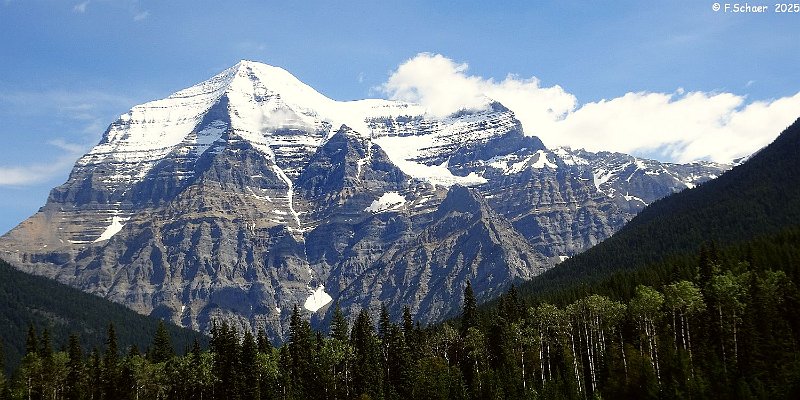 Horizonte 652.jpg - a wellknown view of the impressive Mount Robson near the Alberta-British Columbia-Border.Date: 10.July 2025, Position: N 53°06'40"/ W 119'09'21" Camera: Sony HX-90