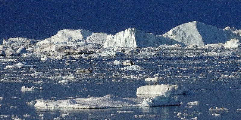 Horizonte 654.jpg - an adventurous Boat-tour within the icy  Bay of Ilullisat on the Westcoast of Greenland during our  Trip around Nunavut and part of the Northwest-Passage.Date: Aug. 08/2017,  Position: N 69°13'28" W 51°02'31"