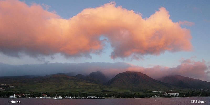 Horizonte 69.jpg - by boat on the way back from the island of Molokaii to Maui (Hawaii) I was impressed about this huge glowing cloud on the evening sky above the city of Lahaina.   click here for Google Maps View   Position (boat): N20°52'25" W156°41'25" at sealevel Camera: Nikon D50, lens not recorded