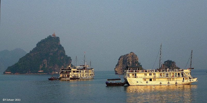 Horizonte 76.jpg - was created on a early morning boat tour in the Halong Bay, North Vietnam. Halong Bay is Unesco World Heritage and there are more than 1000 small rocky islands spread in the ocean. Many people, mostly fishermen lives on their small houseboats within the rocks.   click here for Google Maps View   Position: N20°51'11" E107°07'45" at sealevel Camera: Panasonic Lumix TZ20,  Date: Jan 13,2013, 08:38 local time