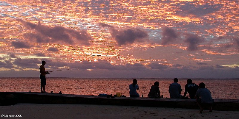 Horizonte 78.jpg - following a dreamlike 68km-journey by bike around the island of Moorea I found people sitting at the beach below an enchanting sky, just beside our bungalow...    click here for Google Maps View   Position: S17°29'57" W149°54'55" at sealevel Camera: Nikon Coolpix 995, date: 21/11/2005 after sunset