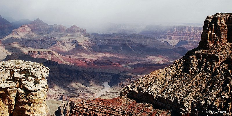 Horizonte 79.jpg - driving east from Grand Canyon Village we stopped at Desert View Watch Tower and had a glimpse over the rim. An incoming rainshower made this spectacular view over the Colorado River, more than 1500m/5000ft below.    click here for Google Maps View   Position (camera): N36°02'38" W119°49'34" (wrong) elev.2275m/7480ft Camera: Nikon D50 w.Sigma 18-200mm, date 23/03/2009, 11:20 local