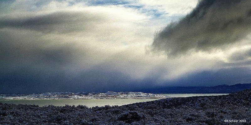 Horizonte 80.jpg - surprise! After a quiet night in the wilderness west of Lee Vining we woke up and found everything covered with snow! So we quick left our site and drove down to the highway. I had instantly to stop our RV to catch this breathtaking view over Mono Lake and its island.   click here for Google Maps View   Position (camera): N37°56'10" W119°08'35", elev.2175m/7160ft Camera: Lumix TZ20, date: 08/04/2013