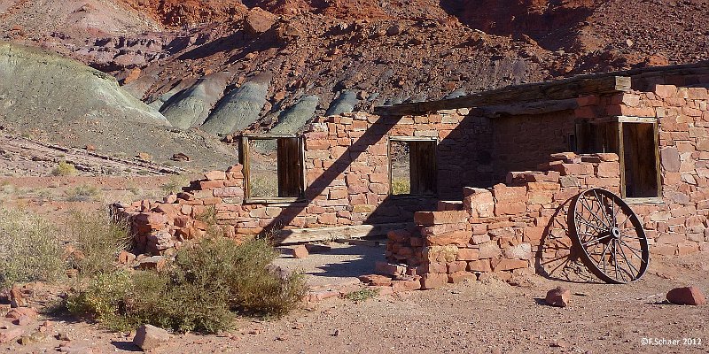 Horizonte 88.jpg - ruins of abandoned Pioneer-buildings at Lee's Ferry, Arizona. Lee's Ferry was the only crossing within a distance of 800 km/500 miles over the Colorado River before the Navajo Bridge was built 1928 a few miles west. The erection of Glen Canyon Dam 1964 offered another chance to cross the steep Colorado Canyon (Hwy 89).   click here for Google Maps View   Position (building): N36°52'00.56" W111°35'06.54", elev. 960m/3150ft Camera: Lumix TZ20, date: 11/11/2012