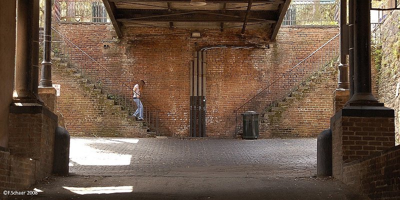 Horizonte 92.jpg - shows a nearly perfect symmetry within a pedestrian underpass connecting the city and the Low Historic District and the Riverfront along Savannah River in Savannah, GA. Only the girl and the thrash-bin spent some accents in the geometric neatness in this picture.   click here for Google Maps View   position: N32°04'51" W81°05'17", elev. 8m/30ft Camera: Nikon D50 w.18-55mm lens, date.26/11/2008