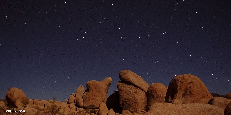 Horizonte 93.jpg - an undisturbed clear night-sky over Joshua Tree Nationalpark in eastern California. The dry air allows incredible brillant views to millions of stars and nebulaes.    click here for Google Maps View   Position: N33°59'06" W116°01'00", elev. 1160m/3820ft Camera: Nikon D50, 18mm lens, 25"at f3,5, date 28/11/2006